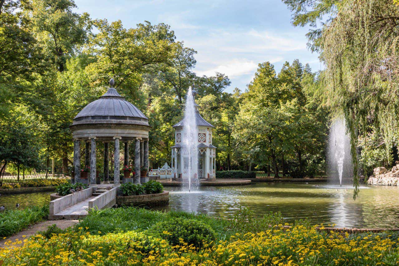 Vista del templete con la fuente en el Jardín del Príncipe