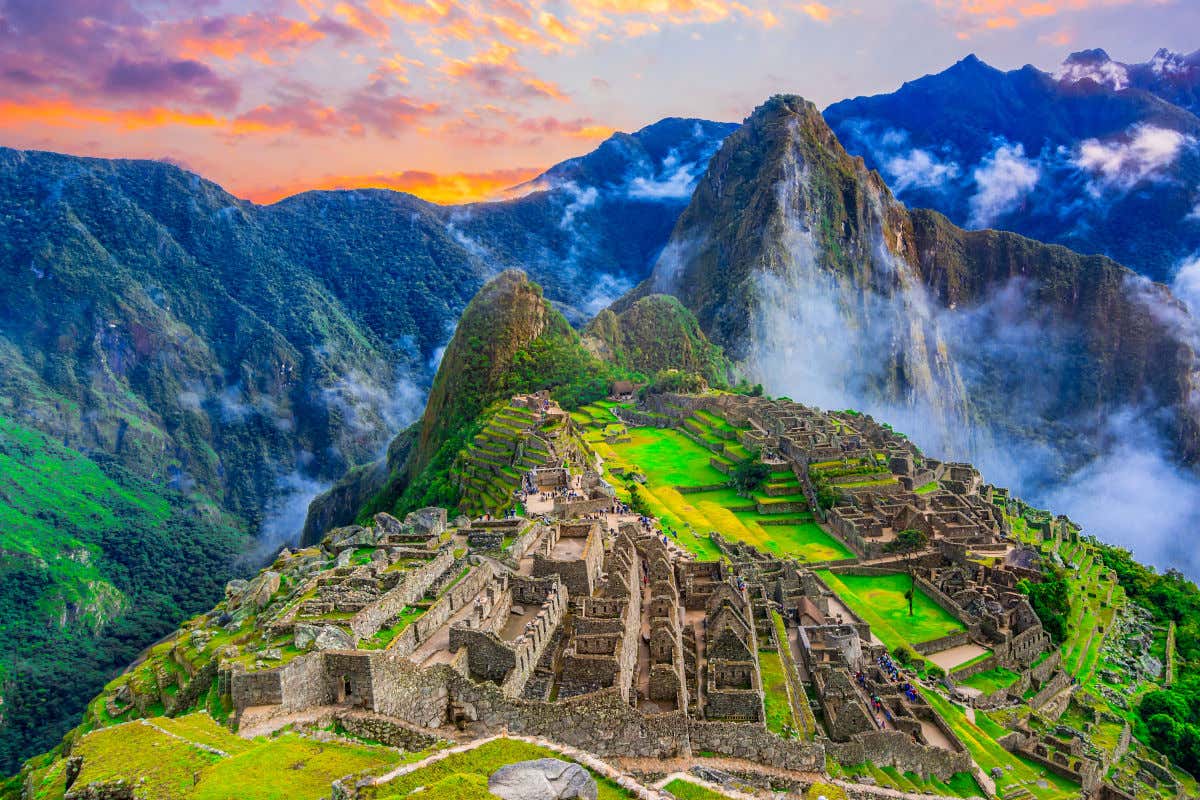Atardecer en las ruinas de la ciudad inca de Machu Picchu, en Perú.