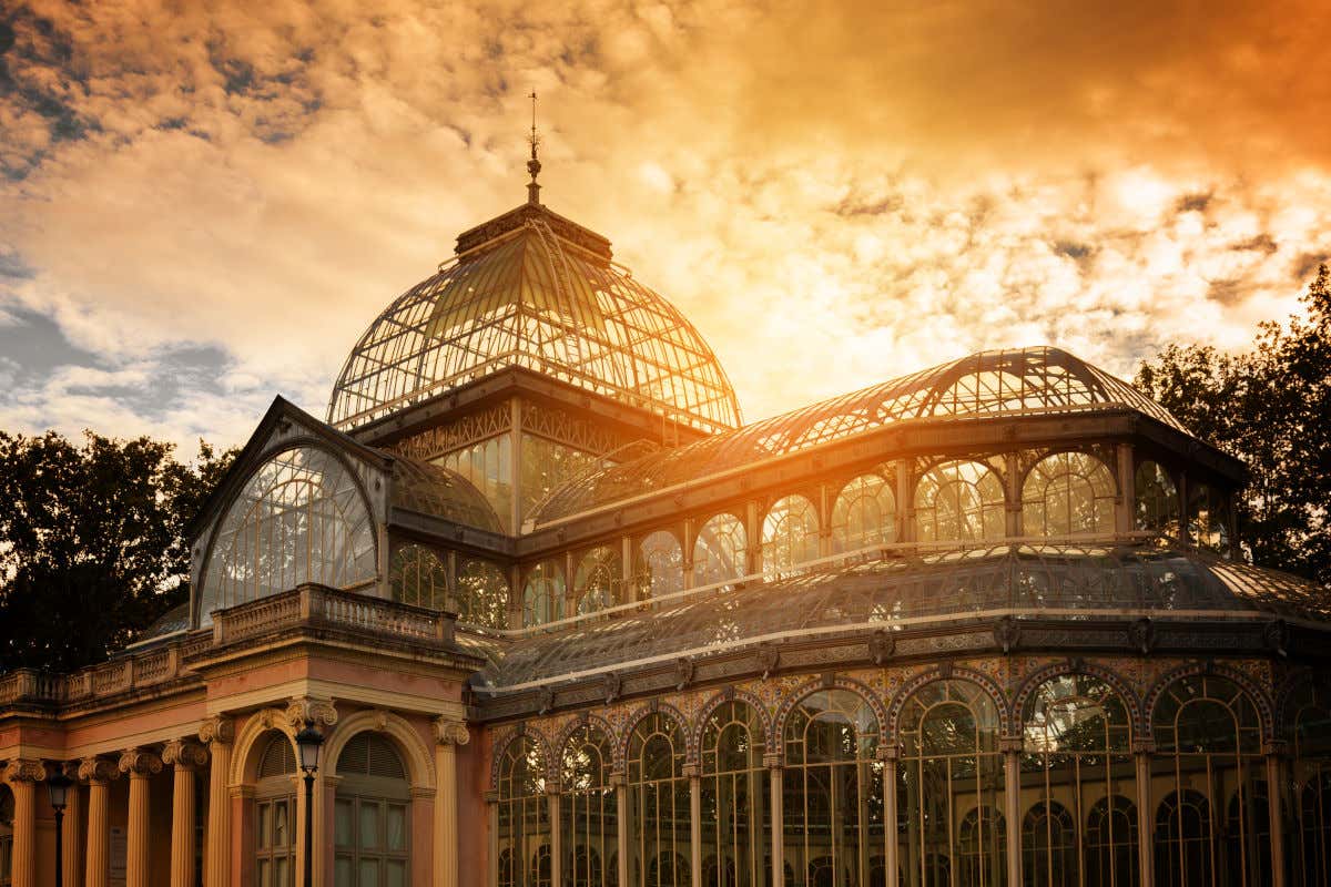 El Palacio de Cristal del parque del Buen Retiro en Madrid al atardecer