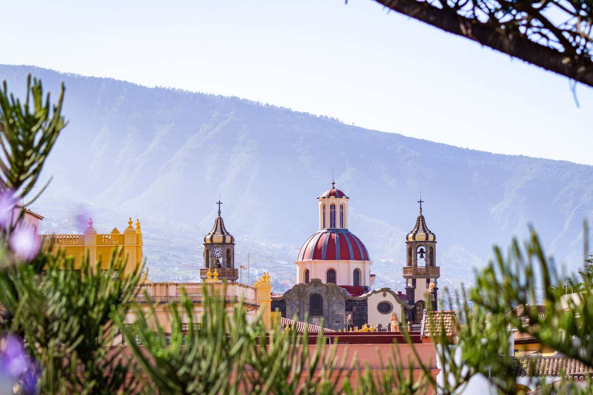 La catedral de La Orotava, con sus dos torres y su cúpula rojiza vista desde la lejanía y con las montañas al fondo