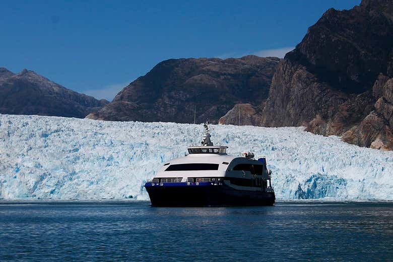 Navegando en catamarán hacia la Laguna San Rafael