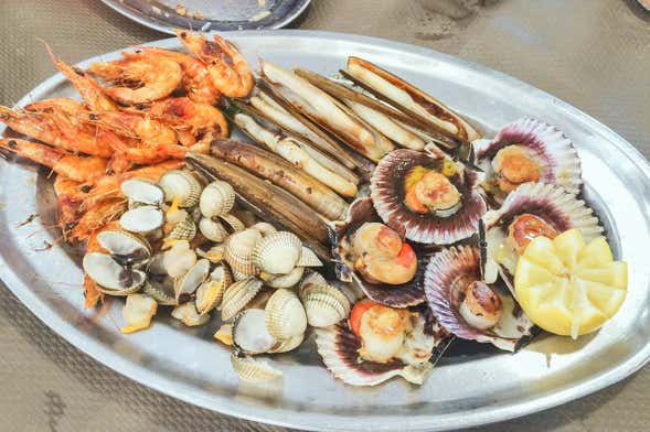Mariscada e queimada galega na Ria de Arousa