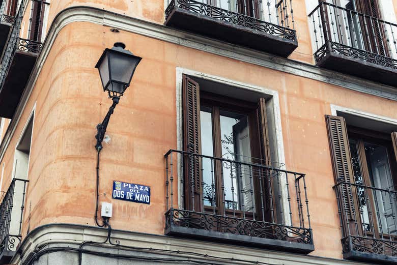 Contemplando le facciate tipiche di Malasaña