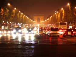 Recorriendo de noche las calles de París en coche