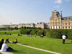 Fotografía de los Jardines de las Tullerías de París en un día soleado