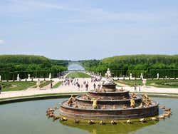 Fotografía de los Jardines de Versalles en un día soleado