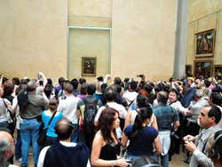 Multitud de turistas recorriendo el Museo del Louvre de París, el más visitado del mundo