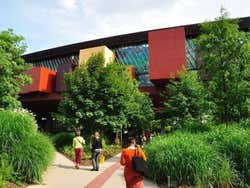 Fotografía de la entrada del Museo du Quai Branly de París