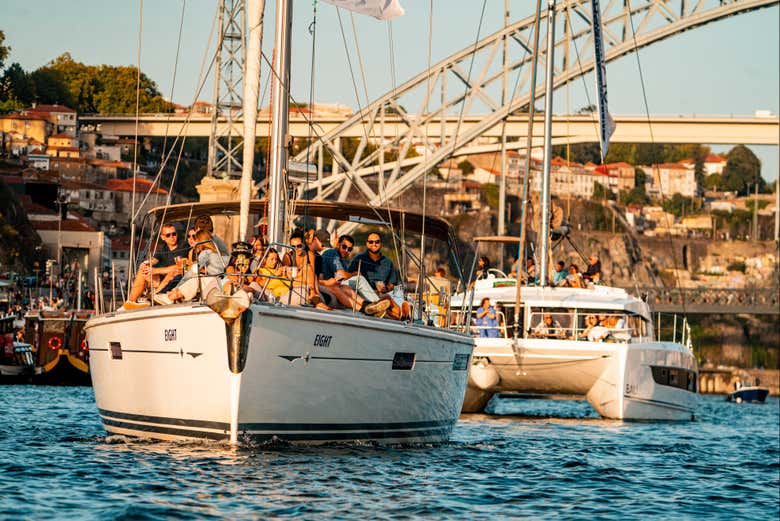 Navegando en catamarán por el río Duero al atardecer